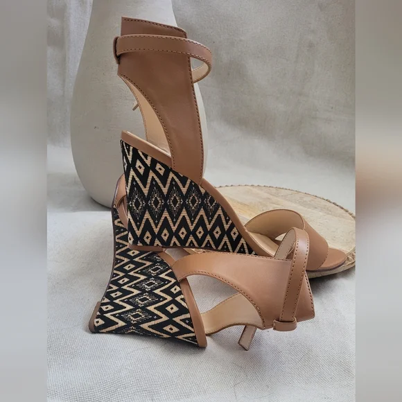Nine West Tan Wedge Heels with Tribal Print Pattern Size 9 - Picture 3 of 12